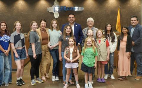 Vasquez meets with Girl Scouts